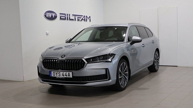 Silver Ny 2024 Skoda Superb LAURIN & KLEMENT Kombi | 595 200 kr - Bild 1/4