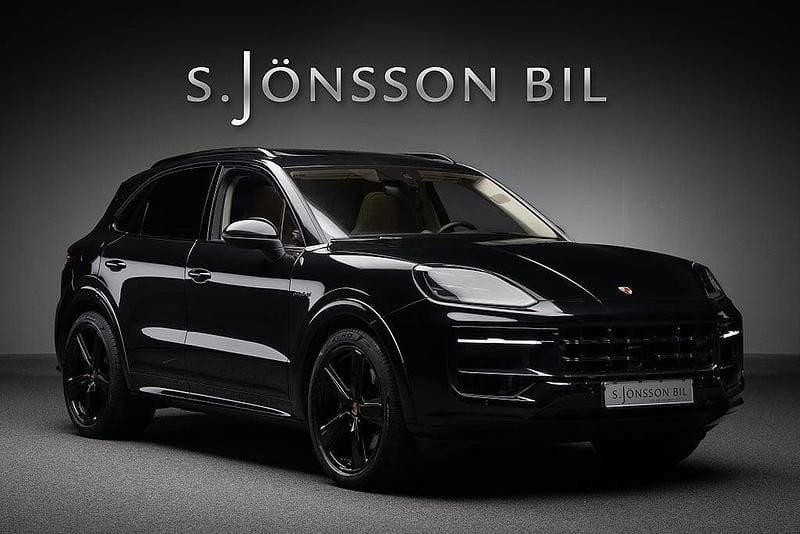 Svart Begagnad 2023 Porsche Cayenne SUV | 995 000 kr (Marknadspris) - Bild 1/4