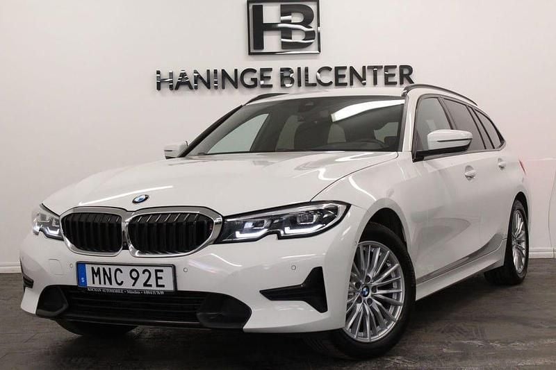 Vit Begagnad 2021 BMW 320 Kombi | 259 900 kr - Bild 1/4