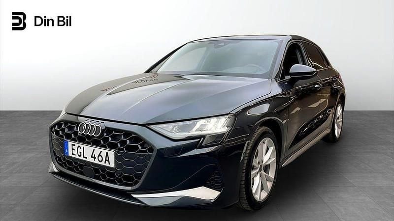 Manhattangrå metallic Begagnad 2025 Audi A3 Advanced Sedan | 439 000 kr - Bild 1/4