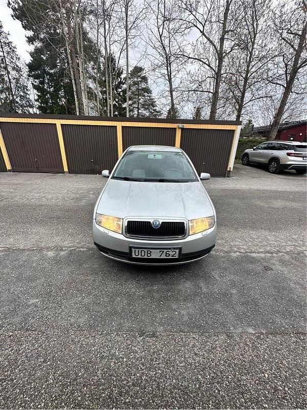 Silver Begagnad 2003 Skoda Fabia Halvkombi | 19 000 kr (Marknadspris) - Bild 1/4