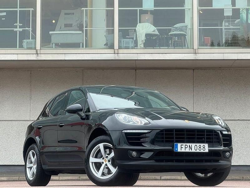 Svart Begagnad 2017 Porsche Macan SUV | 324 900 kr (Marknadspris) - Bild 1/4