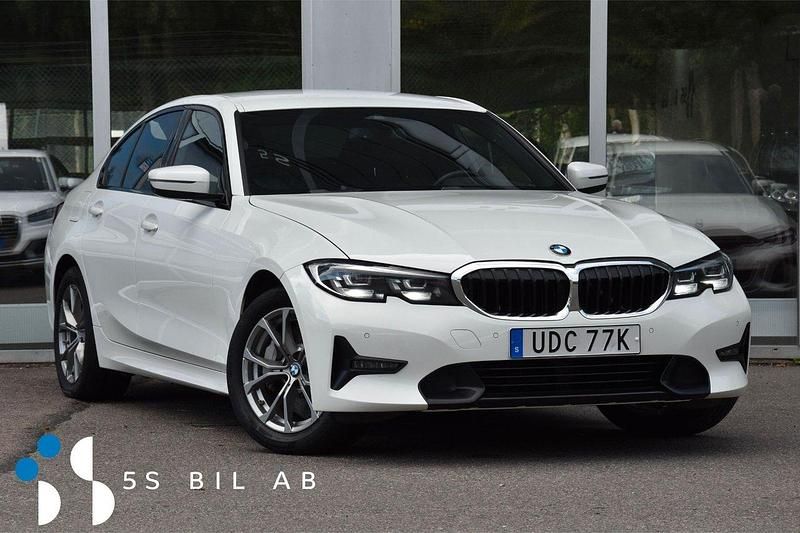 Vit Begagnad 2019 BMW 330e Sport Line Sedan | 264 900 kr (Bra pris) - Bild 1/4