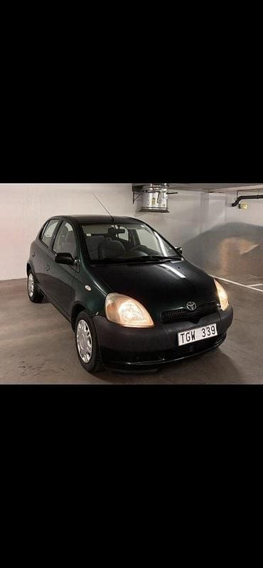 Grön Begagnad 2002 Toyota Yaris Halvkombi | 25 900 kr (Marknadspris) - Bild 1/4