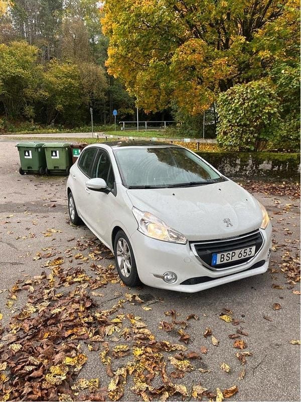 Vit Begagnad 2014 Peugeot 208 Halvkombi | 42 000 kr (Bra pris) - Bild 1/4