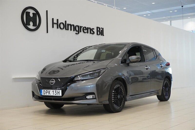 Begagnad Nissan Leaf Acenta 110 kW (150 HK) 2023 Grå/silver Halvkombi