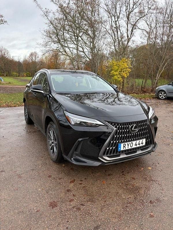 Svart Begagnad 2023 Lexus NX350h Business Edition SUV | 399 000 kr (Marknadspris) - Bild 1/4