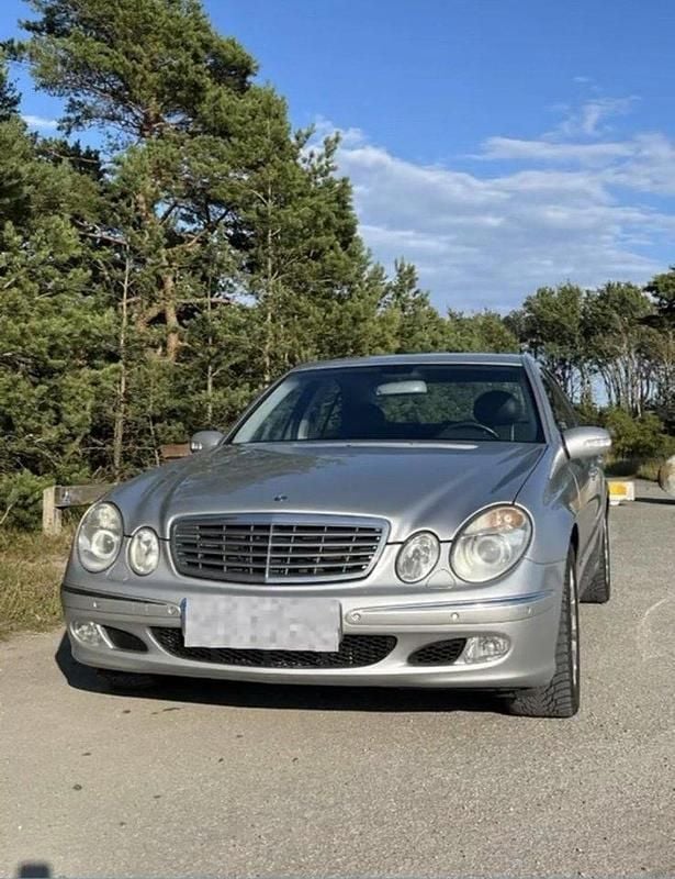 Grå Begagnad 2003 Mercedes E500 Sedan | 89 000 kr - Bild 1/4