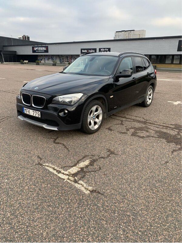 Svart Begagnad 2012 BMW X1 SUV | 94 900 kr (Marknadspris) - Bild 1/4