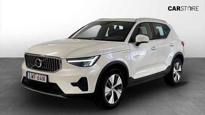 Vit Begagnad 2023 Volvo XC40 Momentum SUV | 369 900 kr (Marknadspris) - Bild 1/4