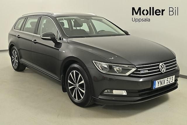 Mörkgrå (grå) Begagnad 2018 VW Passat Kombi | 144 000 kr (Bra pris) - Bild 1/4
