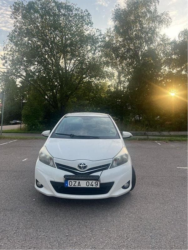 Vit Begagnad 2012 Toyota Yaris Active Halvkombi | 79 000 kr (Marknadspris) - Bild 1/4