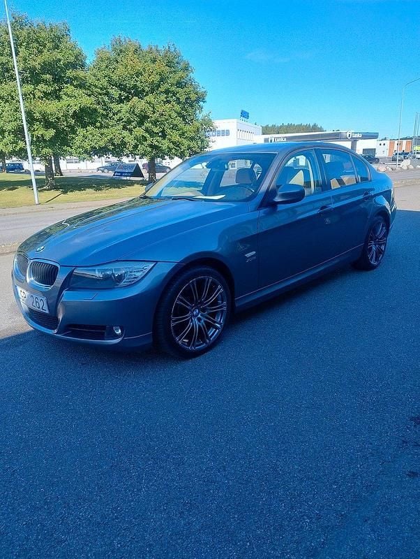 Grå Begagnad 2011 BMW 320 Comfort Edition Sedan | 86 900 kr (Marknadspris) - Bild 1/4
