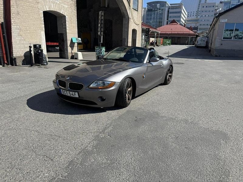 Grå Begagnad 2003 BMW Z4 Cab | 93 000 kr (Bra pris) - Bild 1/4