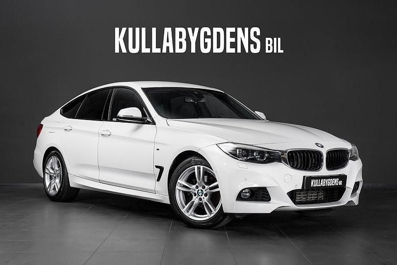 Vit Begagnad 2018 BMW 320 Gran Turismo M Sport Halvkombi | 209 000 kr (Marknadspris) - Bild 1/4