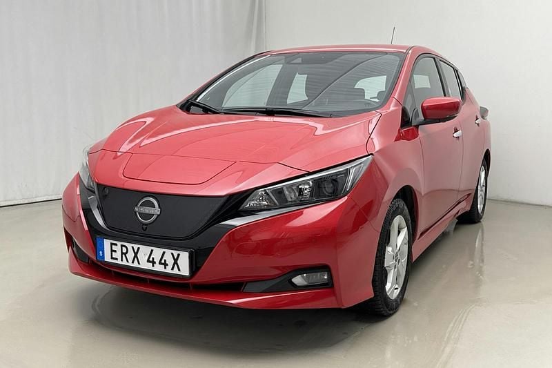 Begagnad Nissan Leaf 360º 110 kW (150 HK) 2023 Röd Halvkombi