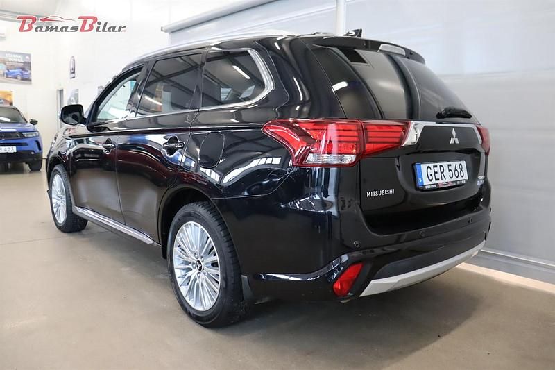 Begagnad Mitsubishi Outlander P-HEV Comfort Edition 203 HK (149 kW) 2016 Svart SUV