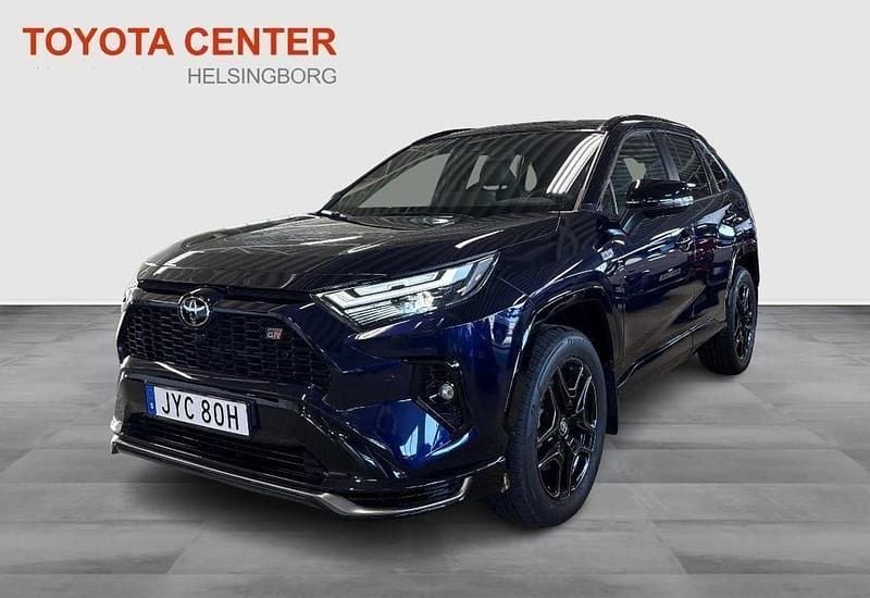 Mörkblå (blå) Begagnad 2024 Toyota RAV4 Hybrid Sport SUV | 599 900 kr (Lite dyr) - Bild 1/4