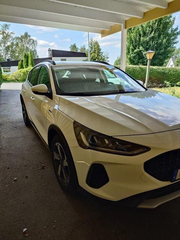 Vit Begagnad 2022 Ford Focus Active Halvkombi | 215 000 kr (Marknadspris) - Bild 1/4