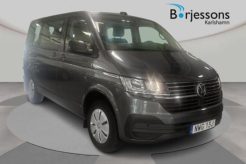 Grå Begagnad 2021 VW Caravelle Minibuss | 469 000 kr (Dyr) - Bild 1/4