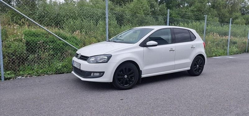 Vit Begagnad 2011 VW Polo Halvkombi | 44 900 kr (Marknadspris) - Bild 1/4