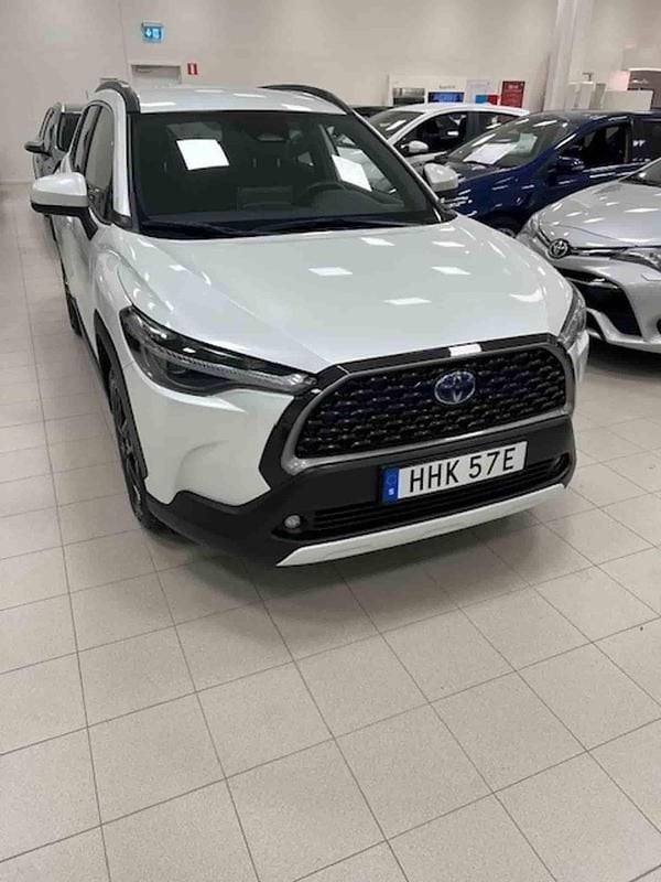 Vit Begagnad 2023 Toyota Corolla Cross SUV | 329 900 kr - Bild 1/1