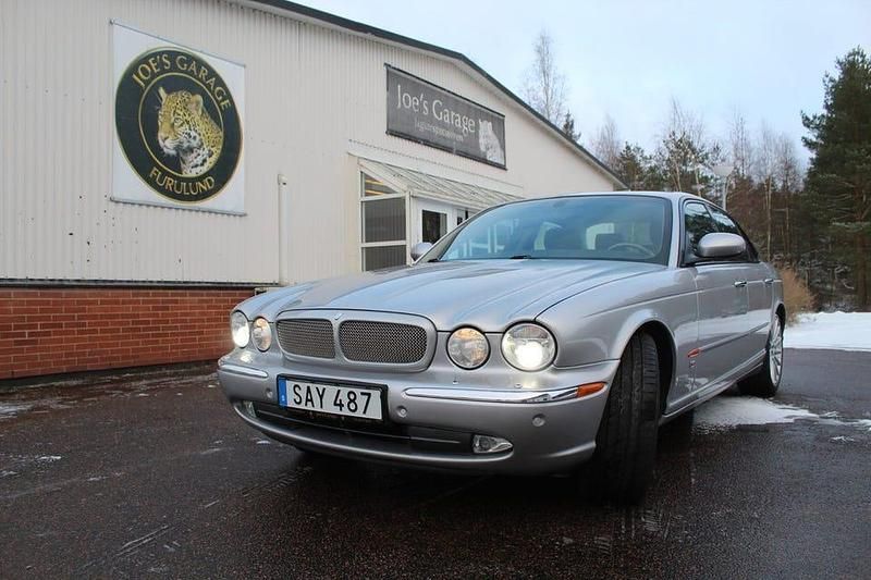 Begagnad Jaguar XJR 396 HK (291 kW) 2003 Silver Sedan
