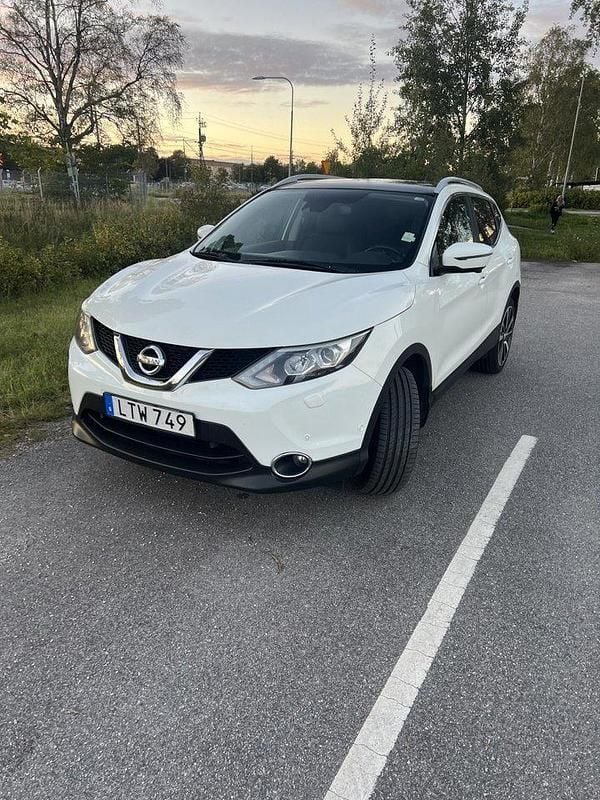 Vit Begagnad 2015 Nissan Qashqai SUV | 114 900 kr (Marknadspris) - Bild 1/4