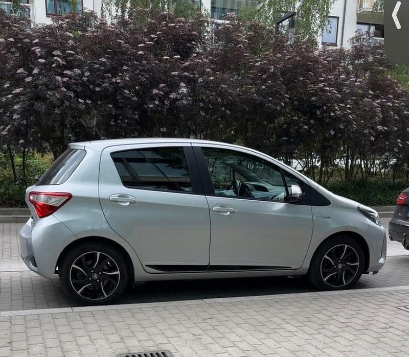 Begagnad 2017 Toyota Yaris Hybrid | 145 000 kr - Bild 1/4