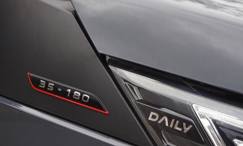 Begagnad Iveco Daily 179 HK (131 kW) 2022 Mörkgrå (grå) Van