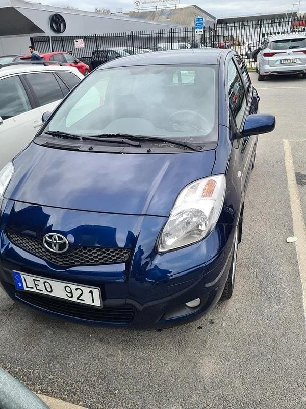 Blå Begagnad 2011 Toyota Yaris Halvkombi | 59 000 kr (Marknadspris) - Bild 1/4