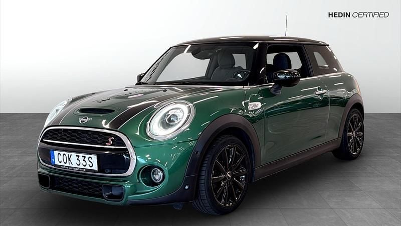 Grön (green) Begagnad 2020 Mini Cooper S Halvkombi | 219 900 kr (Marknadspris) - Bild 1/4