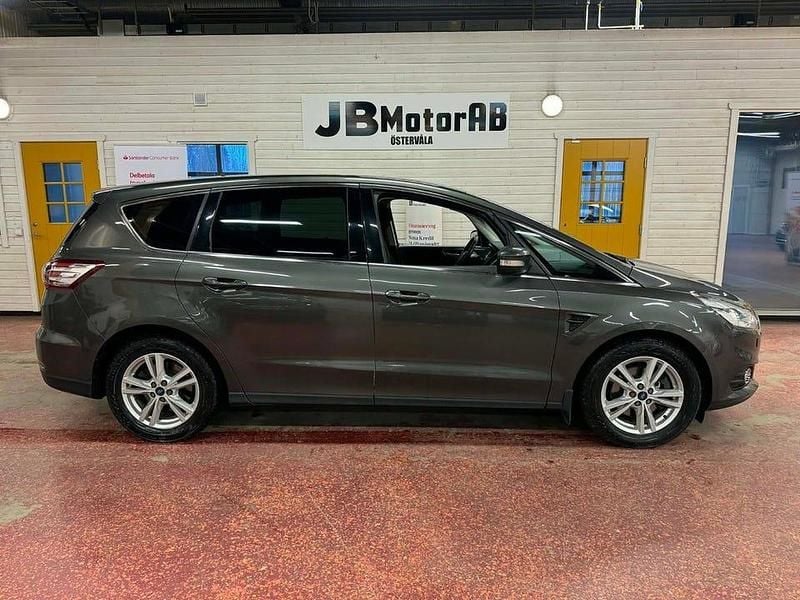 Grå Begagnad 2016 Ford S-MAX Business Edition Minibuss | 104 900 kr (Bra pris) - Bild 1/4