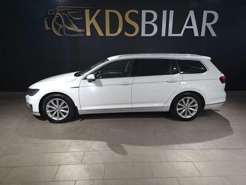 Vit Begagnad 2016 VW Passat GTE Kombi | 139 800 kr (Marknadspris) - Bild 1/4