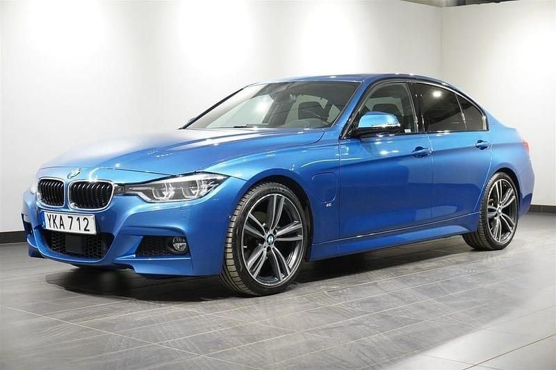 Blå Begagnad 2017 BMW 330 iPerformance Sedan | 249 500 kr - Bild 1/4