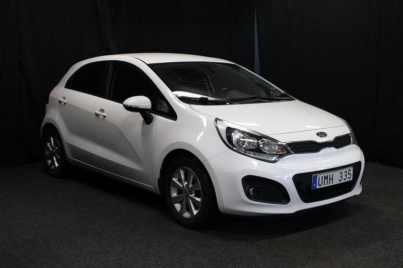 Begagnad Kia Rio 90 HK (66 kW) 2012 Vit Halvkombi