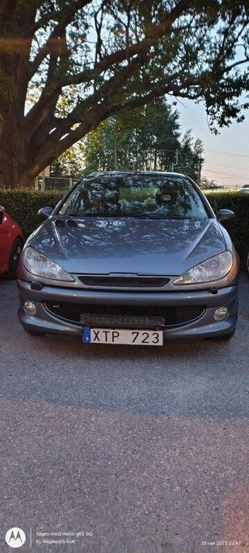 Grå Begagnad 2006 Peugeot 206 Halvkombi | 12 000 kr (Marknadspris) - Bild 1/4