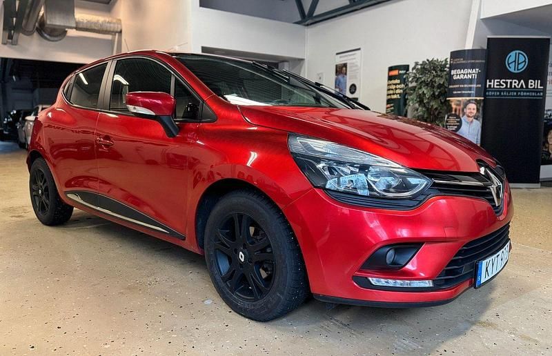 Röd Begagnad 2018 Renault Clio IV Zen Halvkombi | 104 900 kr (Marknadspris) - Bild 1/4