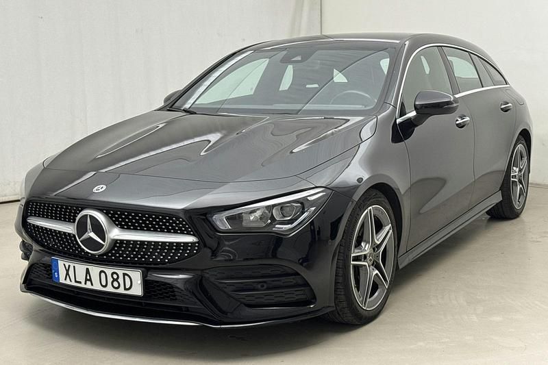 Svart Begagnad 2021 Mercedes CLA200 Shooting Brake AMG Kombi | 282 000 kr (Marknadspris) - Bild 1/4