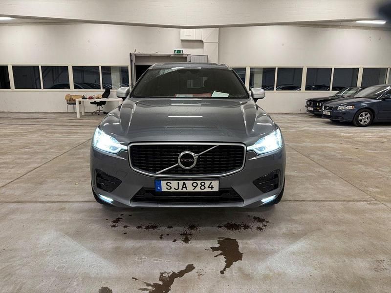 Grå Begagnad 2018 Volvo XC60 R-Design SUV | 319 900 kr (Dyr) - Bild 1/4