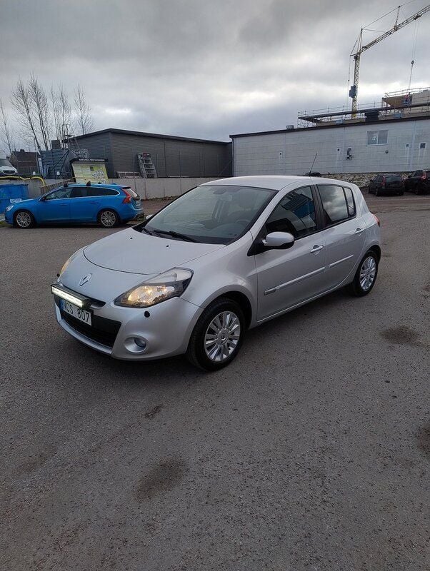 Silver Begagnad 2012 Renault Clio IV Halvkombi | 50 900 kr (Bra pris) - Bild 1/4