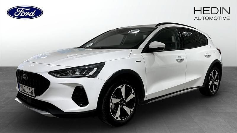 Vit Begagnad 2024 Ford Focus Active Halvkombi | 244 900 kr (Bra pris) - Bild 1/4