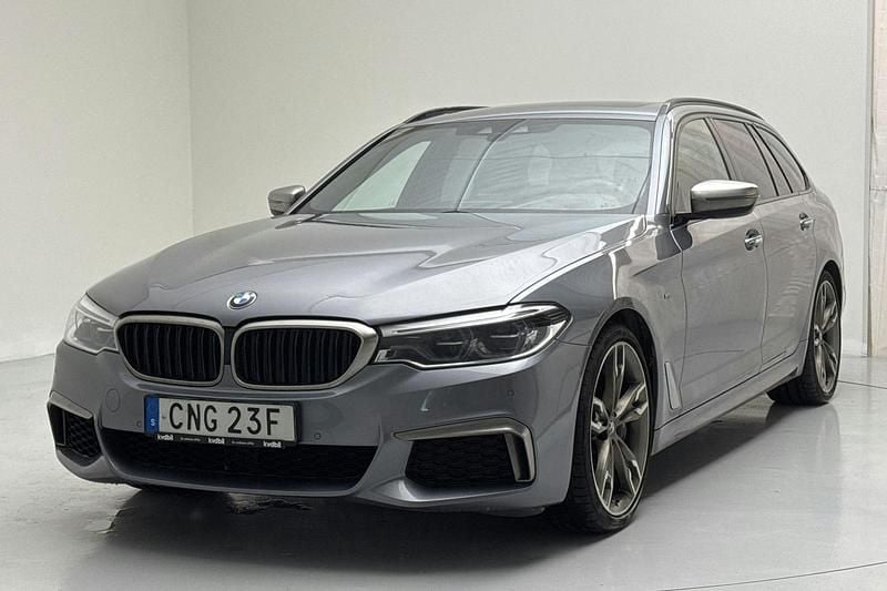 Mörkgrå Begagnad 2018 BMW M550 Sedan | 299 000 kr (Superpris) - Bild 1/4