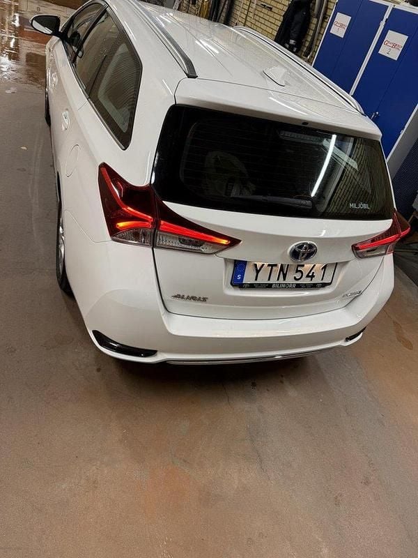Vit Begagnad 2017 Toyota Auris Touring Sports Active Kombi | 159 000 kr (Marknadspris) - Bild 1/4