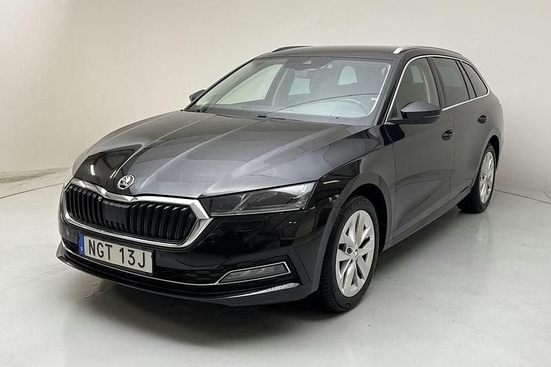 Svart Begagnad 2021 Skoda Octavia Business Line | 163 800 kr (Marknadspris) - Bild 1/4