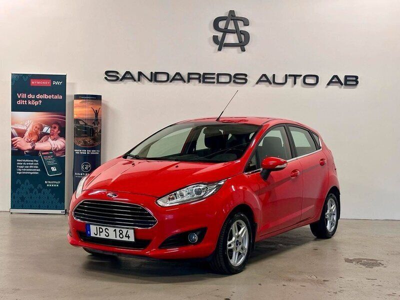 Röd Begagnad 2013 Ford Fiesta Titanium Halvkombi | 59 900 kr (Marknadspris) - Bild 1/4