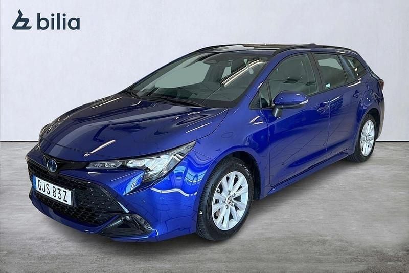 Mörkblå (blå) Begagnad 2024 Toyota Corolla Active Kombi | 319 900 kr (Marknadspris) - Bild 1/4