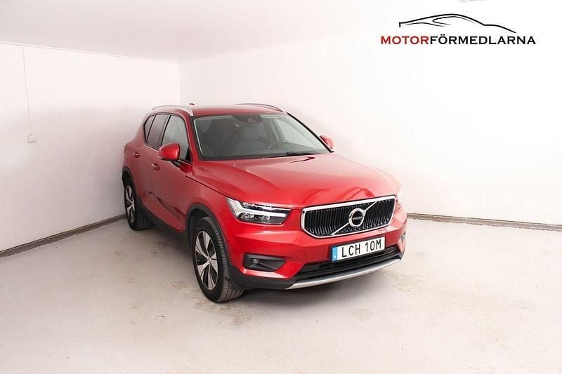 Röd Begagnad 2021 Volvo XC40 Momentum SUV | 309 000 kr (Marknadspris) - Bild 1/4