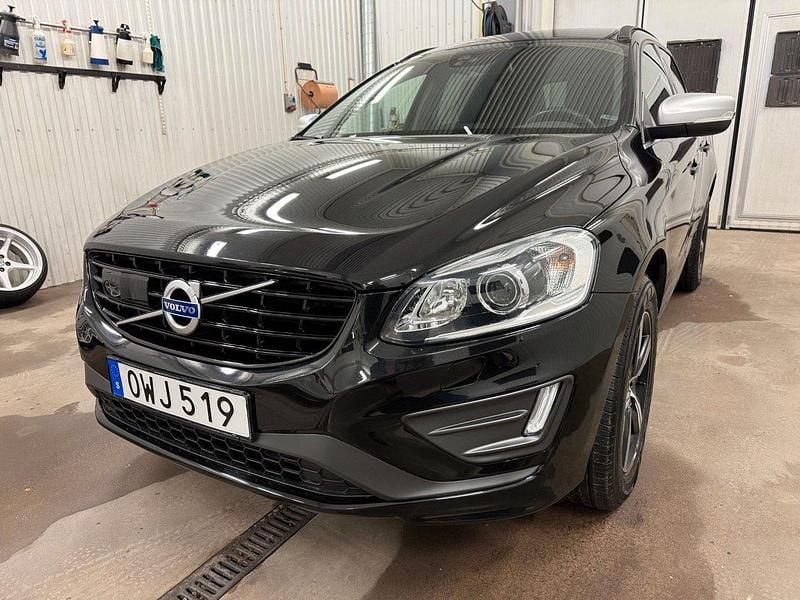 Svart Begagnad 2017 Volvo XC60 R-Design SUV | 299 500 kr (Marknadspris) - Bild 1/4