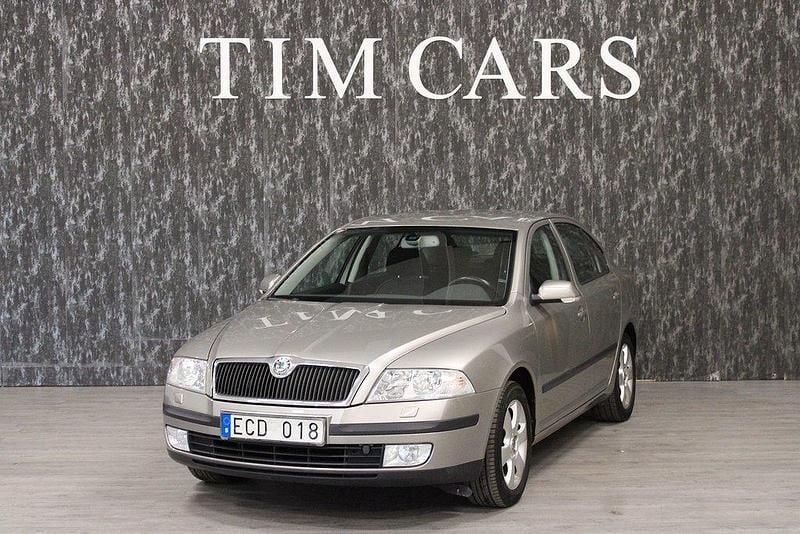 Ljusbrun Begagnad 2008 Skoda Octavia Halvkombi | 39 999 kr (Marknadspris) - Bild 1/4